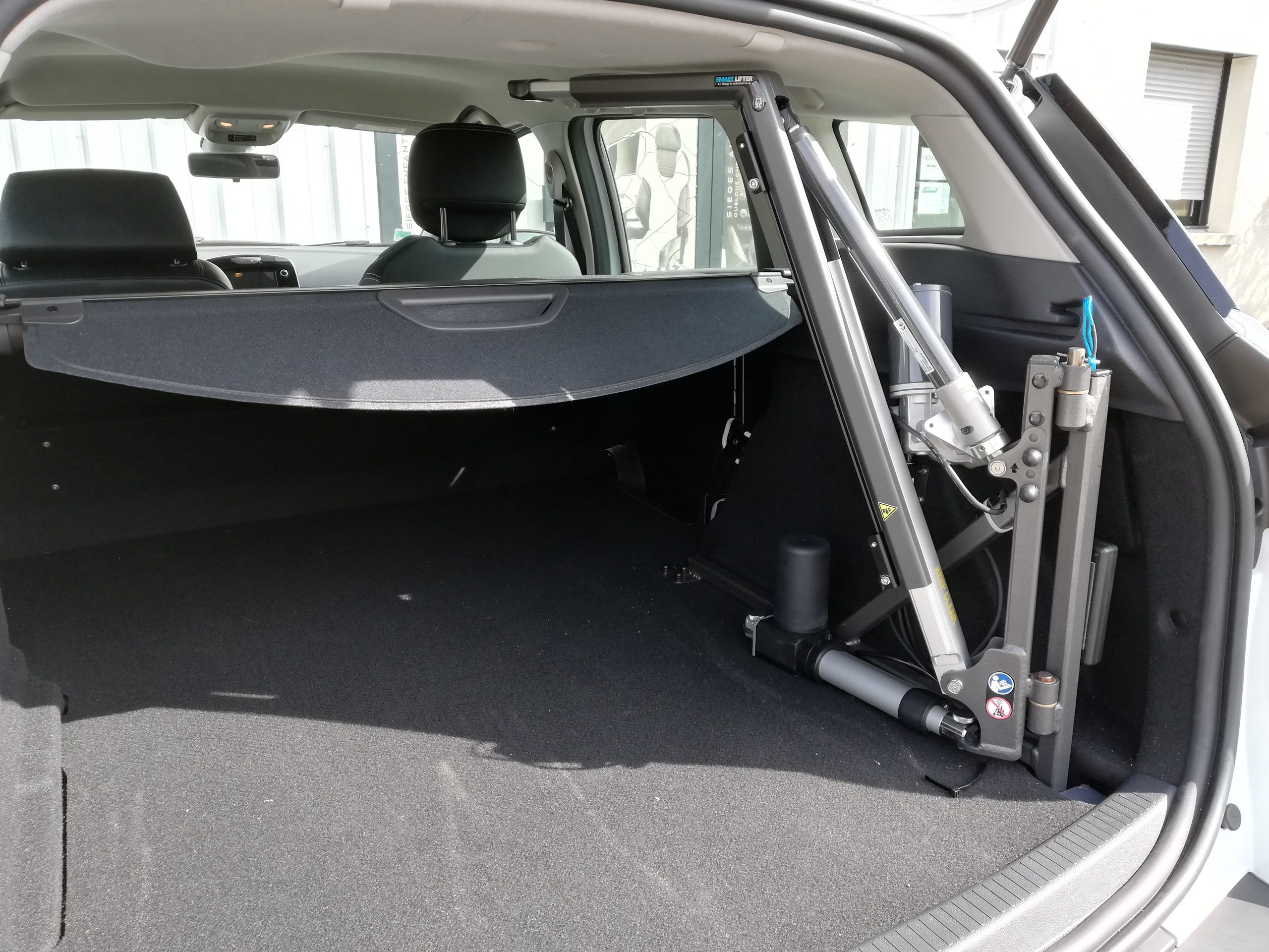 Charger correctement sa voiture: Comment utiliser son coffre et son coffre  de toit ? – Automobile Club de Suisse ACS
